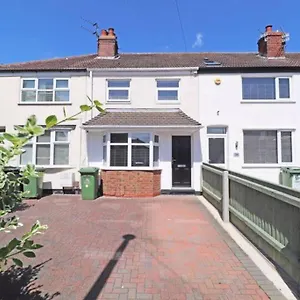 https://cheerful-2-bedroom-holiday-home-with-parking.yorkshirehotels.net
