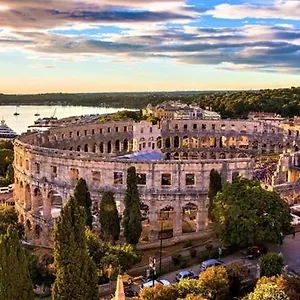 Appartamento Central Apartments, Pola